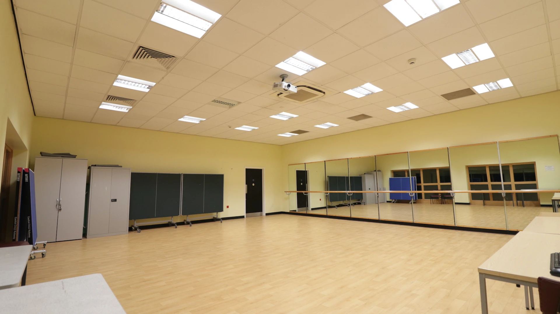  Mirrored Room - Dance/fitness, Table-Tennis or general meeting room